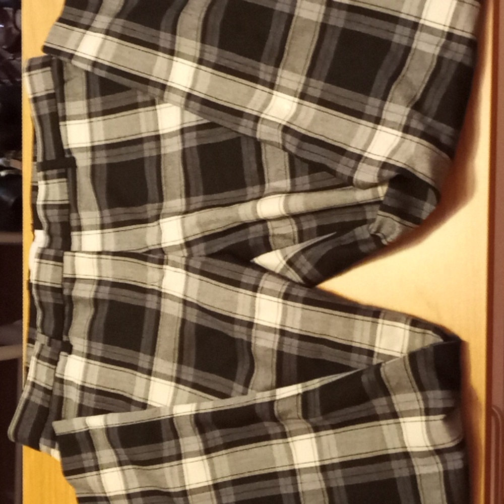 GAP Tailored Stretch Crop Pants in a Bold Plaid Print are a Size 4R